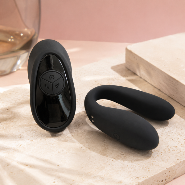 Koppelvibrator met losse bediening op een luxe lichte ondergrond