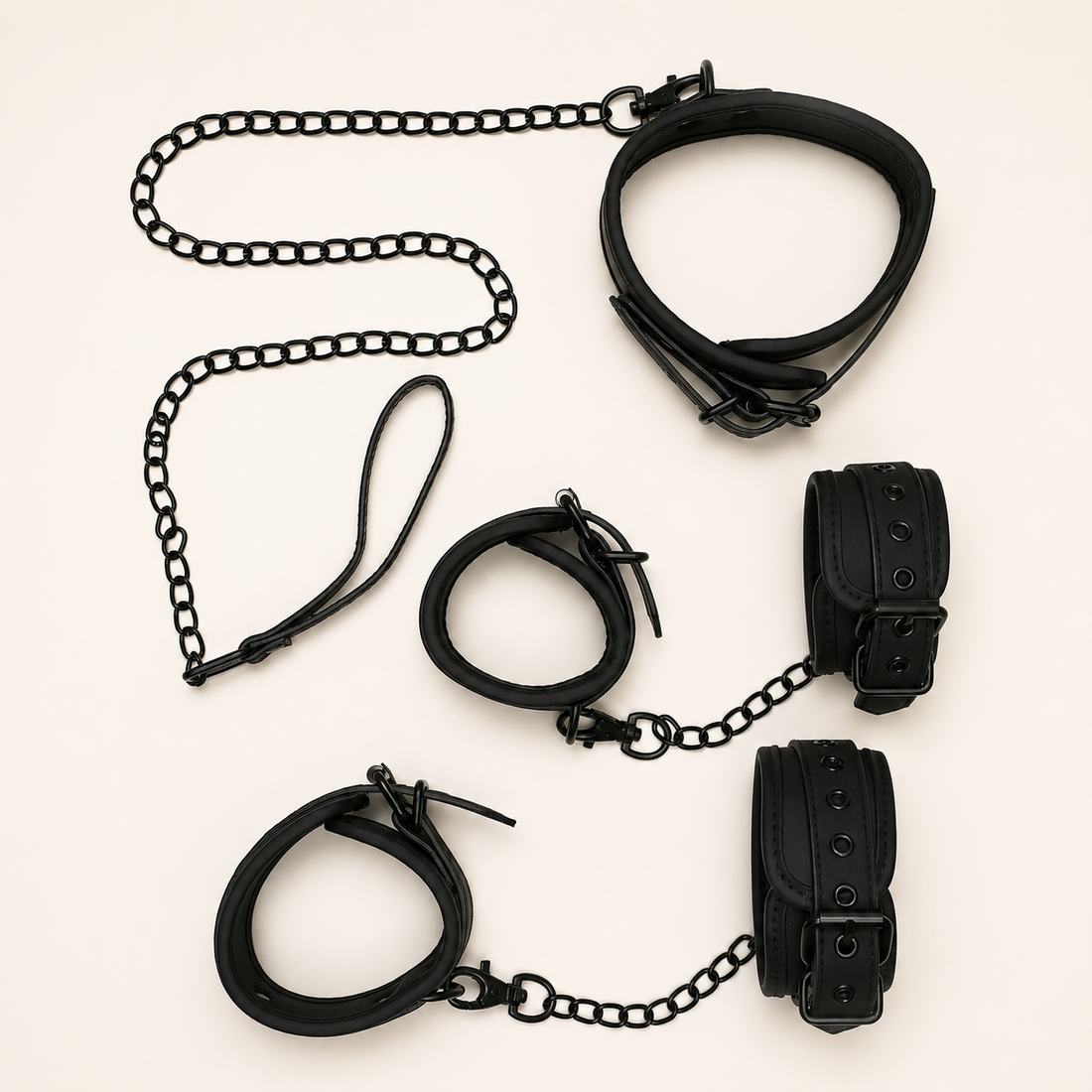 BondageKit 3 zwarte gevoerde boeien set met halsband en ketting op neutrale achtergrond