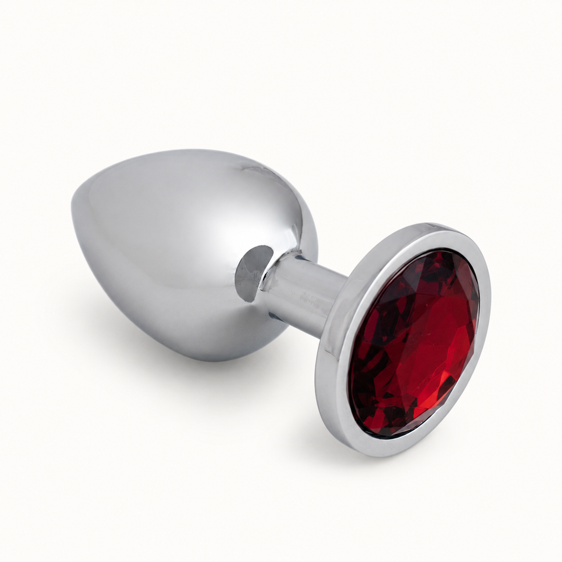 Grote zilveren FlexToyz buttplug met rode diamant op neutrale achtergrond
