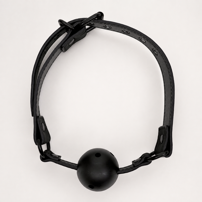 Zwarte ball gag met comfortabele verstelbare kunstleren band op een neutrale achtergrond