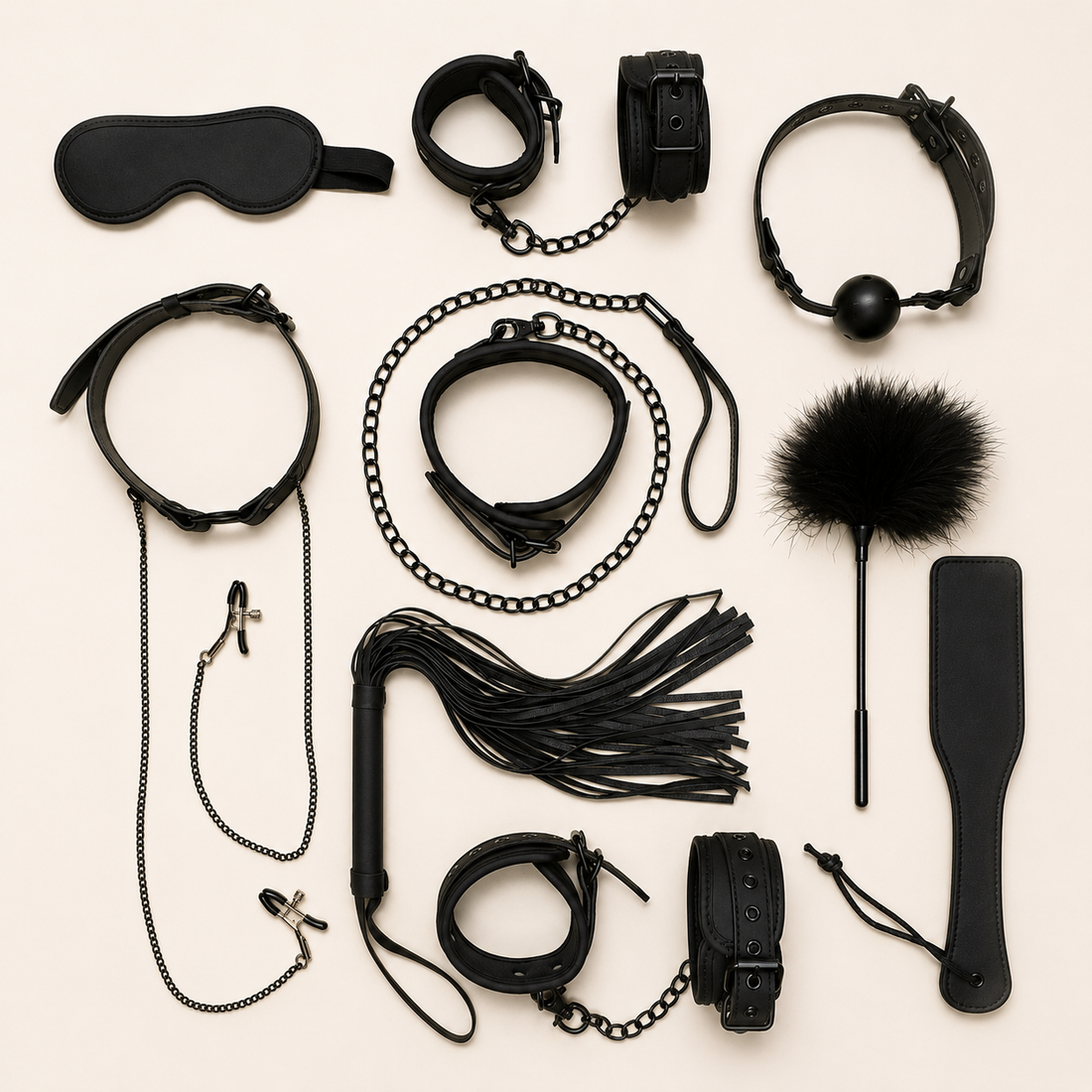 Complete zwarte BondageKit 1 met boeien, blinddoek, ball gag, flogger, paddle en accessoires