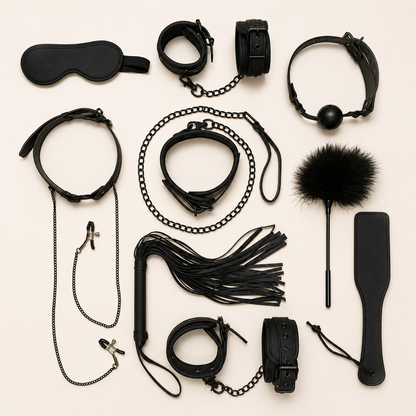 Complete zwarte BondageKit 1 met boeien, blinddoek, ball gag, flogger, paddle en accessoires