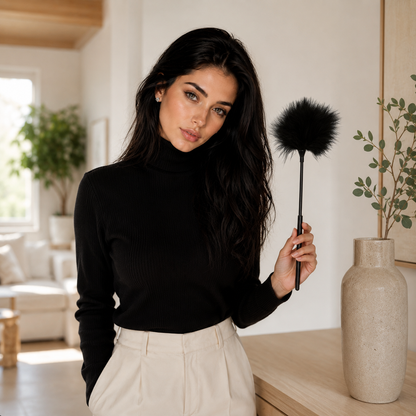 Camille presenteert de zwarte kietelaar uit BondageKit 2 in een lichte woonkamer