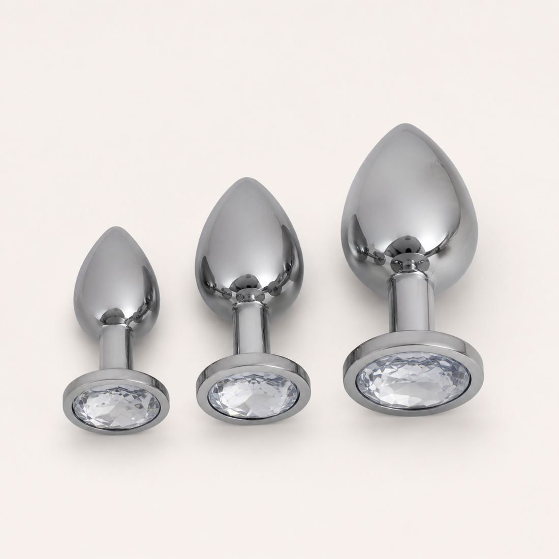 Zilveren FlexToyz buttplug set met drie maten en heldere witte diamant op neutrale achtergrond