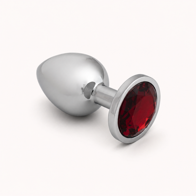 Kleine zilveren FlexToyz buttplug met rode diamant op neutrale achtergrond