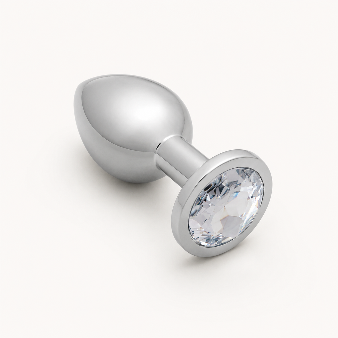 Grote zilveren FlexToyz buttplug met witte diamant op neutrale achtergrond