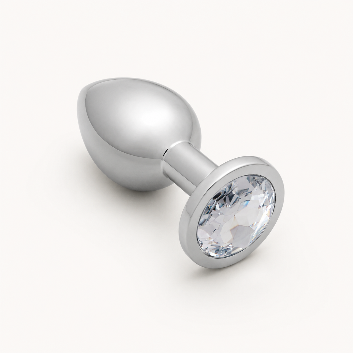 Grote zilveren FlexToyz buttplug met witte diamant op neutrale achtergrond