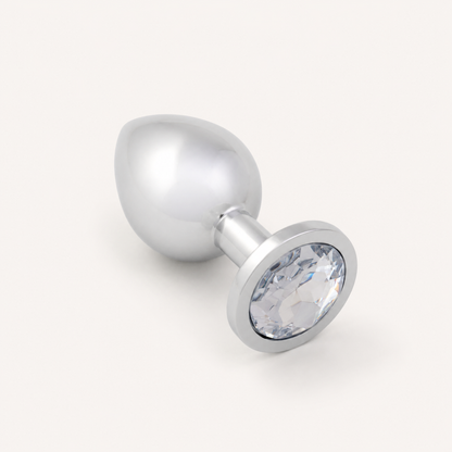 Middelgrote zilveren FlexToyz buttplug met witte diamant op neutrale achtergrond