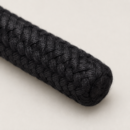 Macrodetail van het zwarte gevlochten katoen van FlexToyz BDSM touw