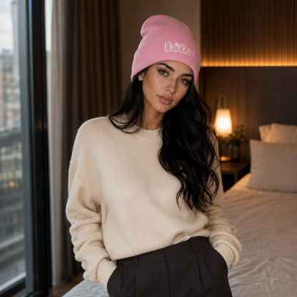 Camille draagt de roze FlexToyz beanie met wit logo bij een warme slaapkameromgeving