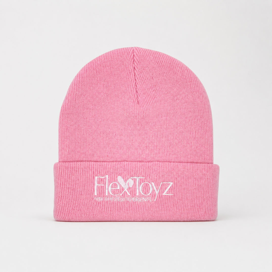 Roze FlexToyz beanie met wit geborduurd logo op neutrale studioachtergrond