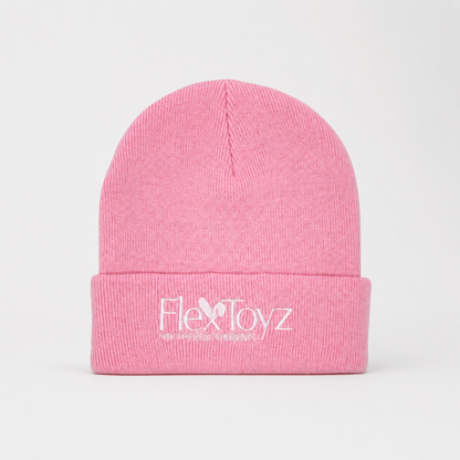 Roze FlexToyz beanie met wit geborduurd logo op neutrale studioachtergrond