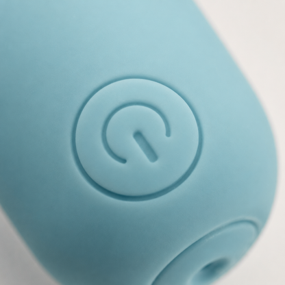 Macrodetail van de ronde powerknop in groene siliconen van FlexToyz bullet vibrator