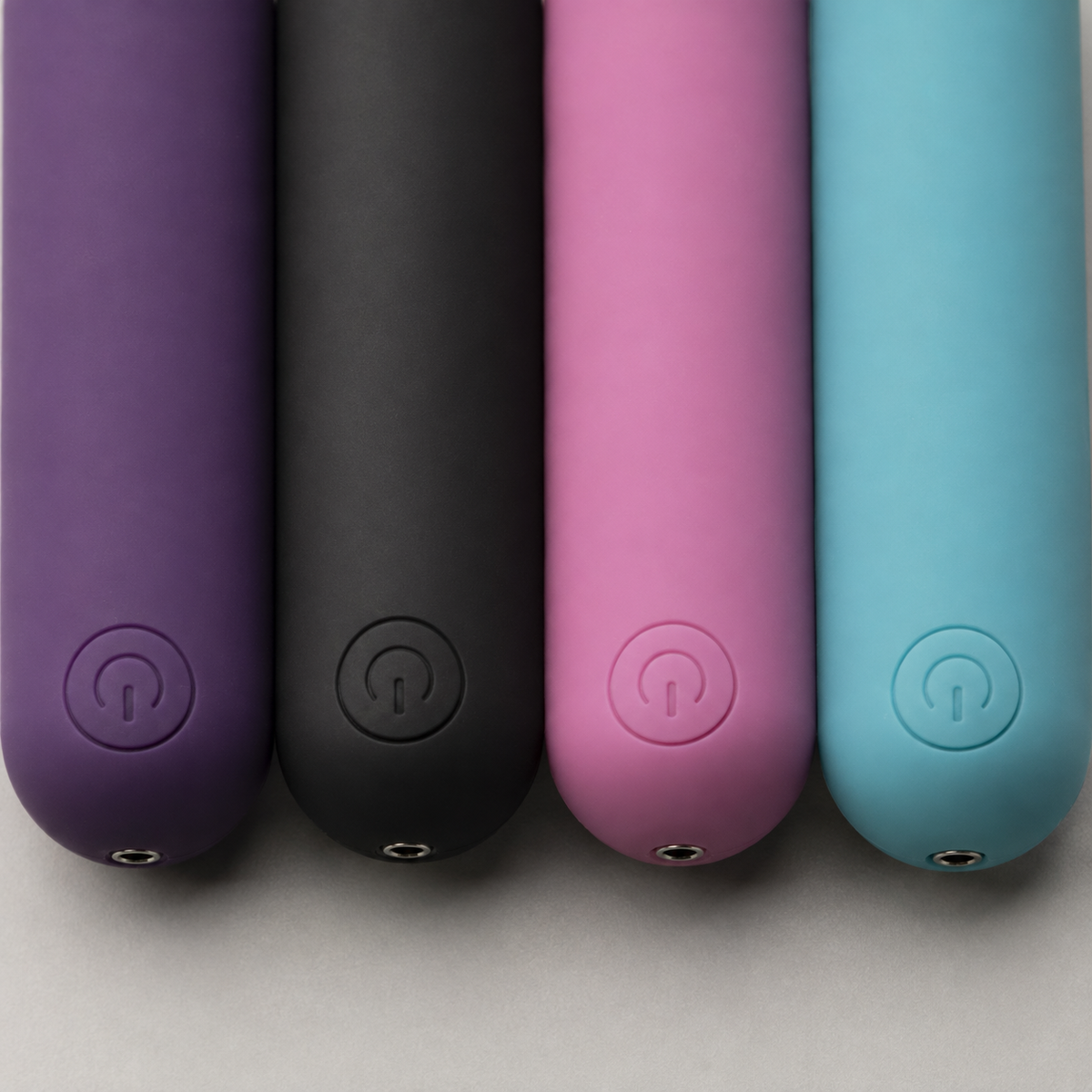 Macrodetail van powerknoppen op paarse zwarte roze en turquoise FlexToyz bullets