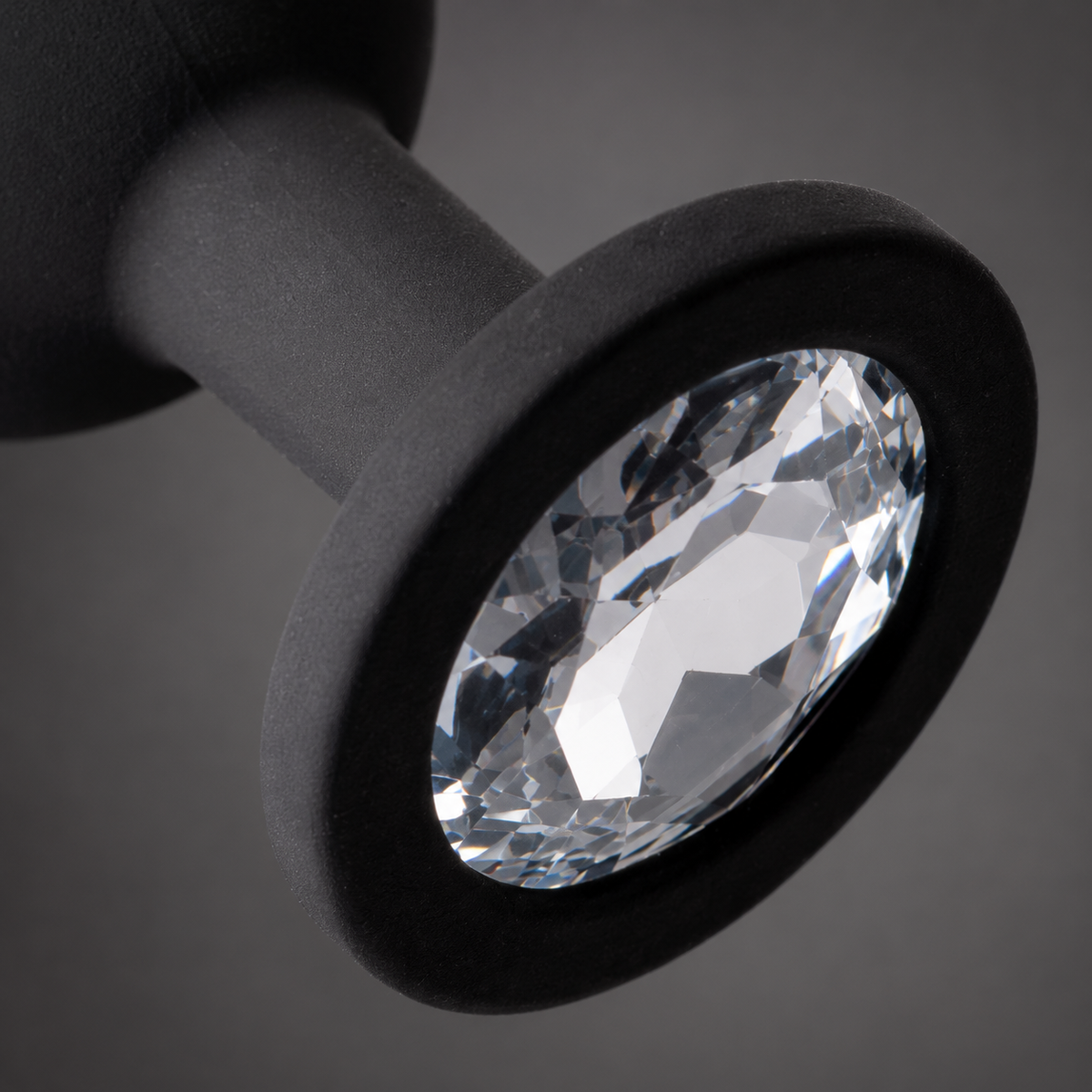 Macrodetail van witte diamant, zwarte basis en siliconen textuur van FlexToyz buttplug Medium