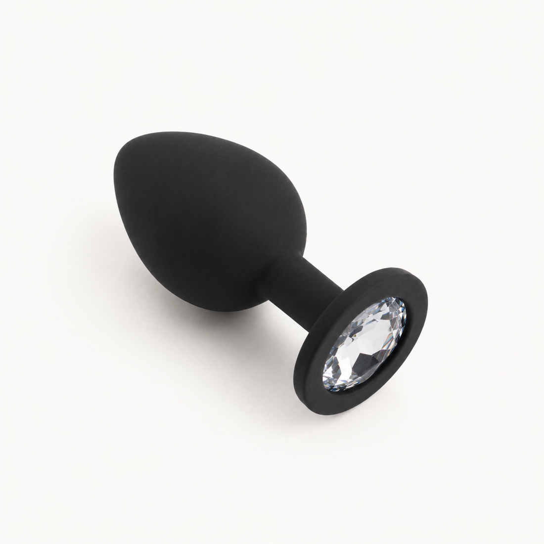 Zwarte siliconen FlexToyz buttplug Small met witte diamant op witte achtergrond
