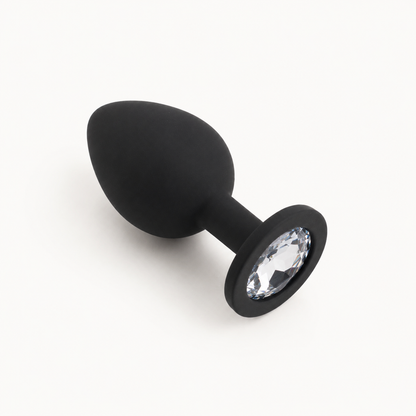 Zwarte siliconen FlexToyz buttplug Small met witte diamant op witte achtergrond