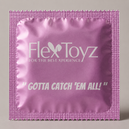 Macrodetail van FlexToyz logo en roze folietextuur op condoomverpakking