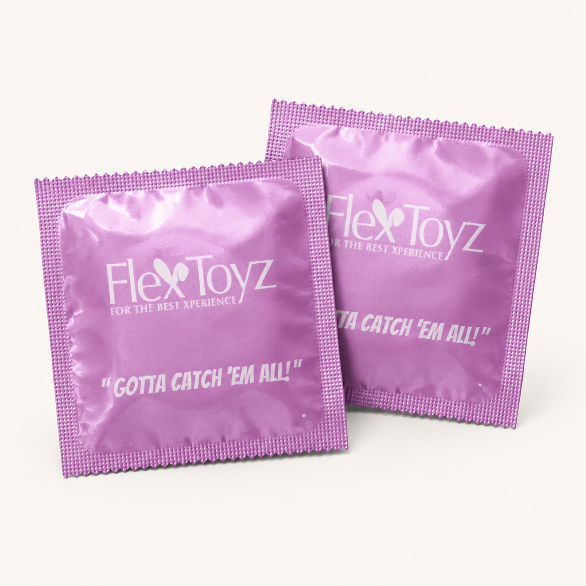 Twee roze FlexToyz condoomverpakkingen op neutrale studioachtergrond