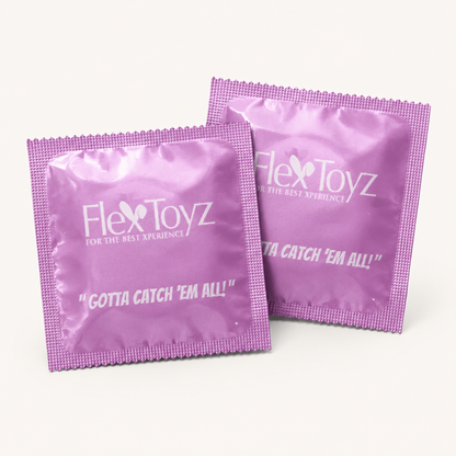 Twee roze FlexToyz condoomverpakkingen op neutrale studioachtergrond