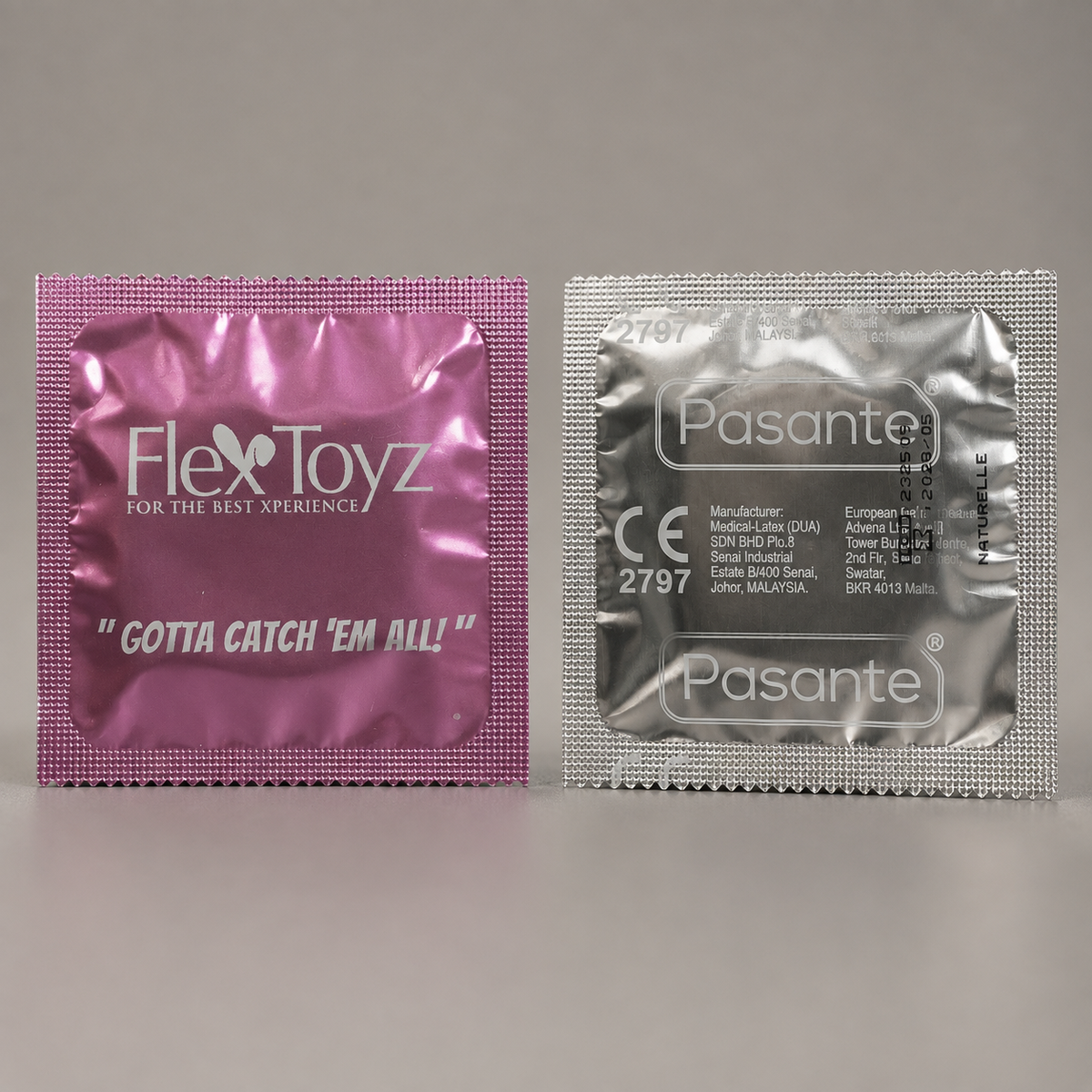 Detail van roze voorzijde en zilveren achterzijde van FlexToyz condoomverpakking