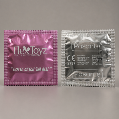Detail van roze voorzijde en zilveren achterzijde van FlexToyz condoomverpakking