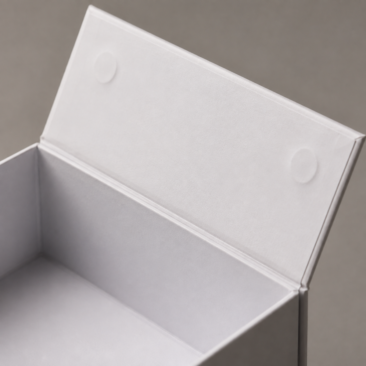 Macrodetail van scharnier en magnetische sluitpunten van witte FlexToyz giftbox