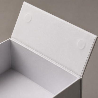 Macrodetail van scharnier en magnetische sluitpunten van witte FlexToyz giftbox