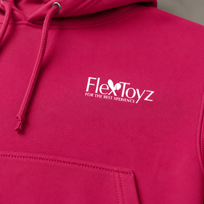 Macrodetail van witte FlexToyz borstprint en roze katoenstructuur van hoodie