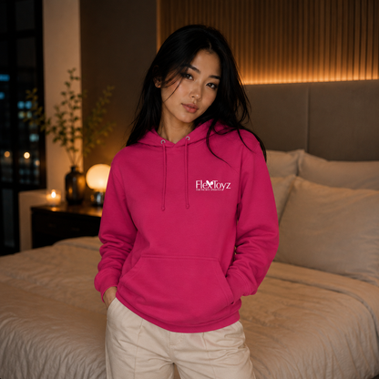 Hana draagt volledig gekleed de roze FlexToyz hoodie in een warme slaapkamer