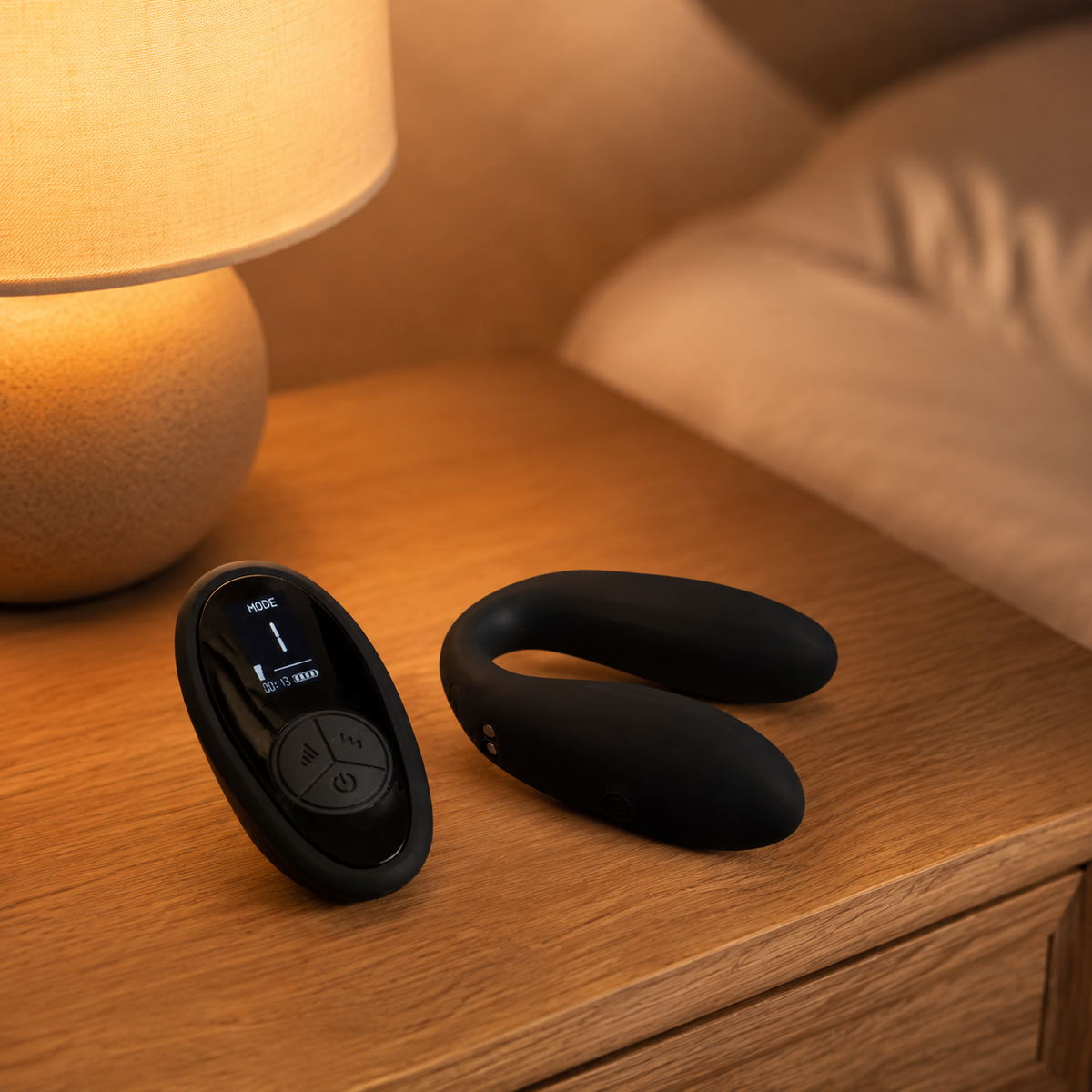 FlexToyz koppelvibrator en display-afstandsbediening op warm houten nachtkastje