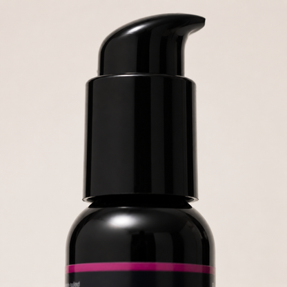 Macrodetail van de zwarte pomp en glossy flacon van FlexToyz vegan massageolie