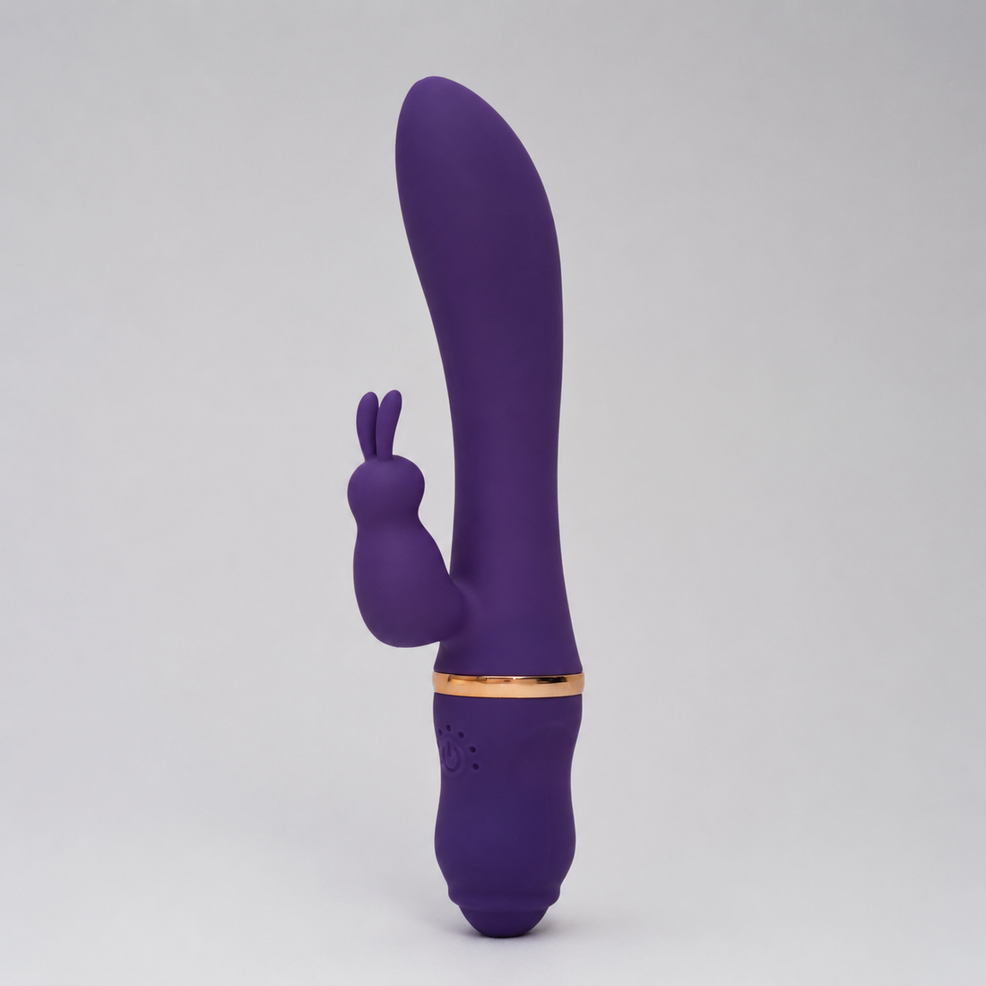 Paarse FlexToyz Rabbit Vibrator met goudkleurige ring op neutrale achtergrond